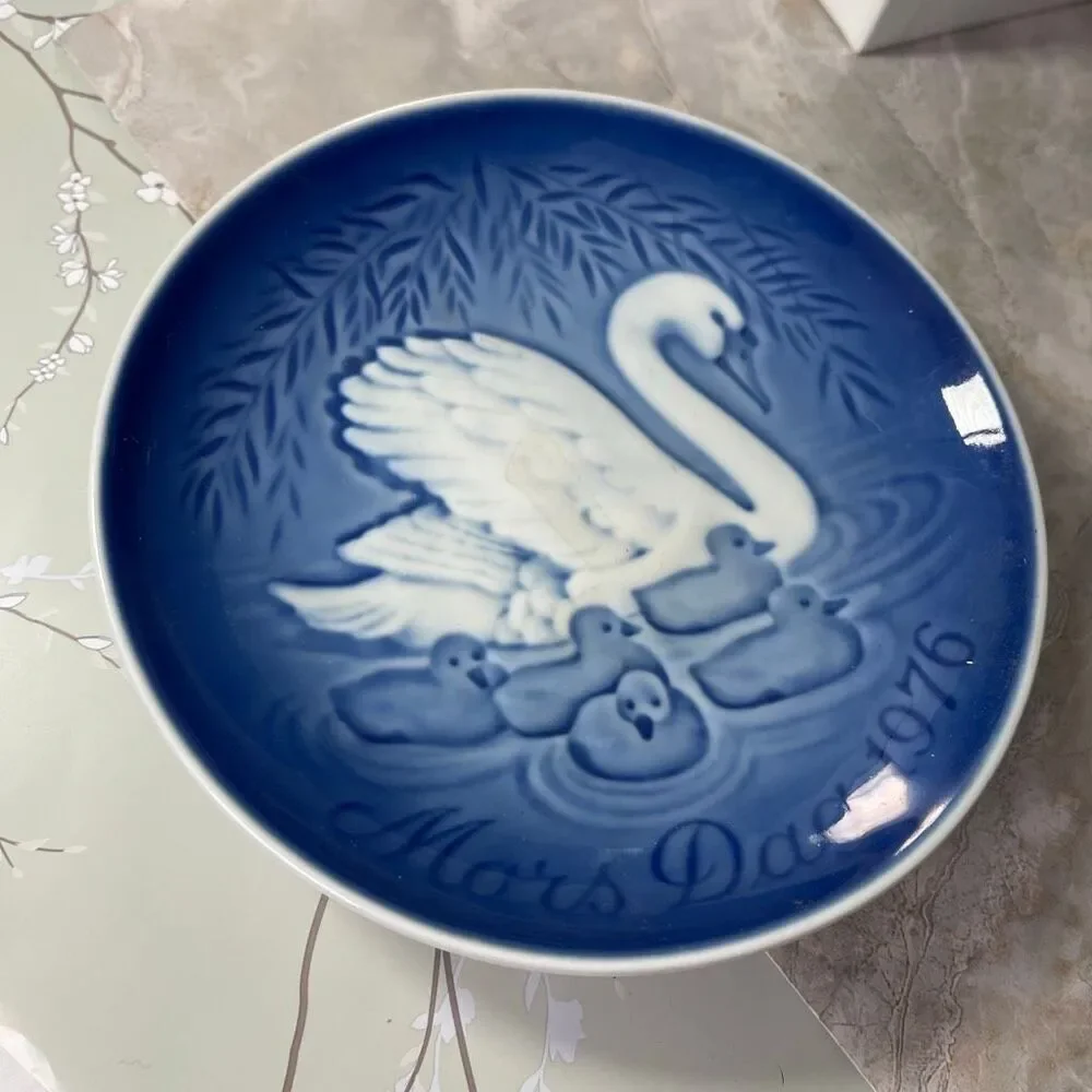 Bing & Grondahl 1976 Swans Mothers Day plate.